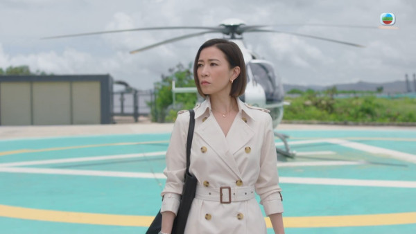 新聞女王2｜佘詩曼搏命演出坐直升機高空開門拍攝 花絮曝光八層樓高示範專業演員極致