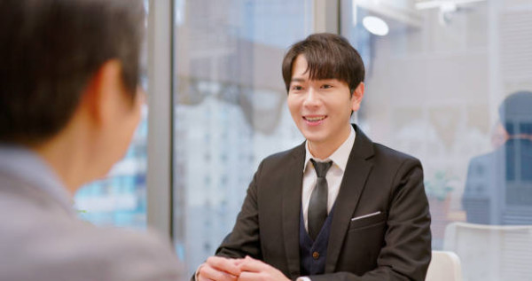 HR面試題：「$1000點賣一支水？」答「口渴」即Foul！9成人第一句就答錯 (附滿分答案)