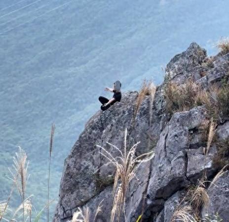 有片！東莞男800米高懸崖邊危險動作練功 聽到目擊者勸阻「練功男」反鼓掌 