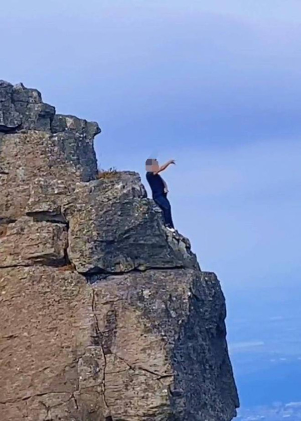 有片！東莞男800米高懸崖邊危險動作練功 聽到目擊者勸阻「練功男」反鼓掌 