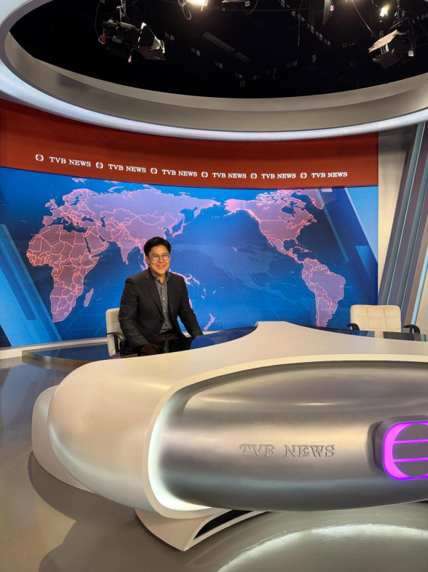 「百億富三代」突襲坐入TVB新聞主播枱!官仔骨骨專業形象毫無違和感