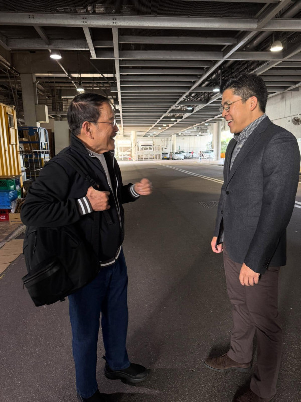 「百億富三代」突襲坐入TVB新聞主播枱!官仔骨骨專業形象毫無違和感