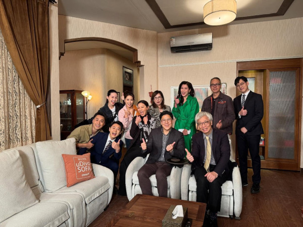 「百億富三代」突襲坐入TVB新聞主播枱!官仔骨骨專業形象毫無違和感