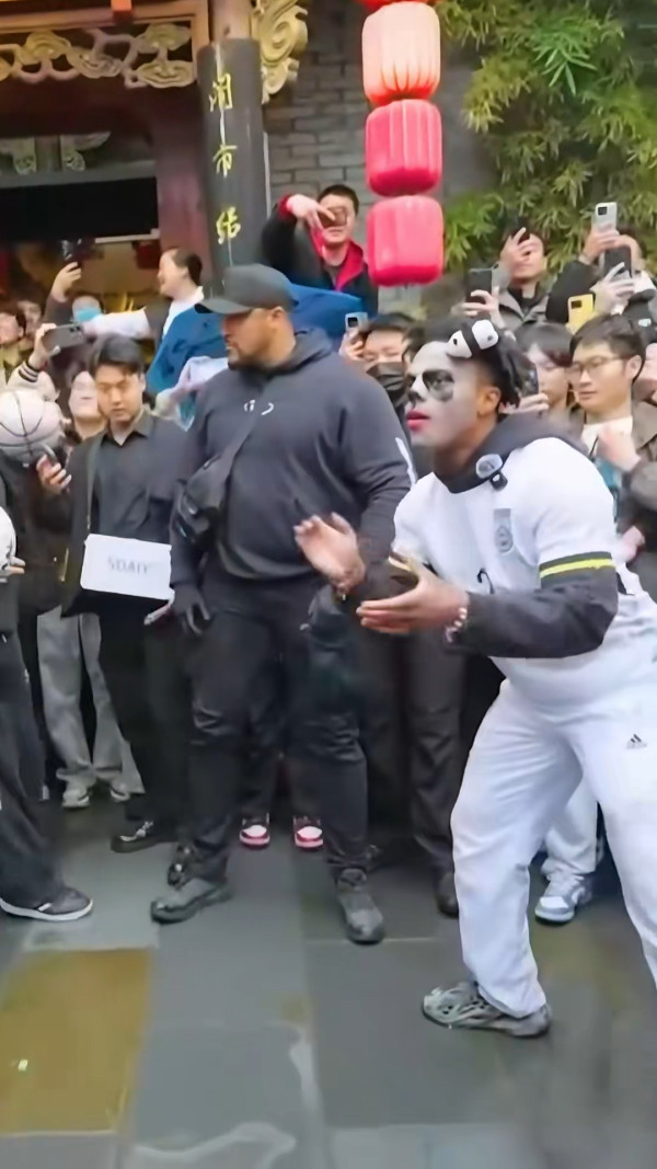 有片!內地網紅快閃澀谷十字路口跳籃球舞 中日網民怒批:阻街兼令人尷尬