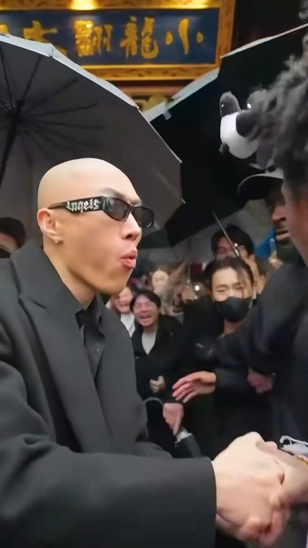 有片!內地網紅快閃澀谷十字路口跳籃球舞 中日網民怒批:阻街兼令人尷尬