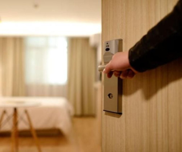 入住酒店先別急著換拖鞋! 專家公開4件事「沒做」最危險!