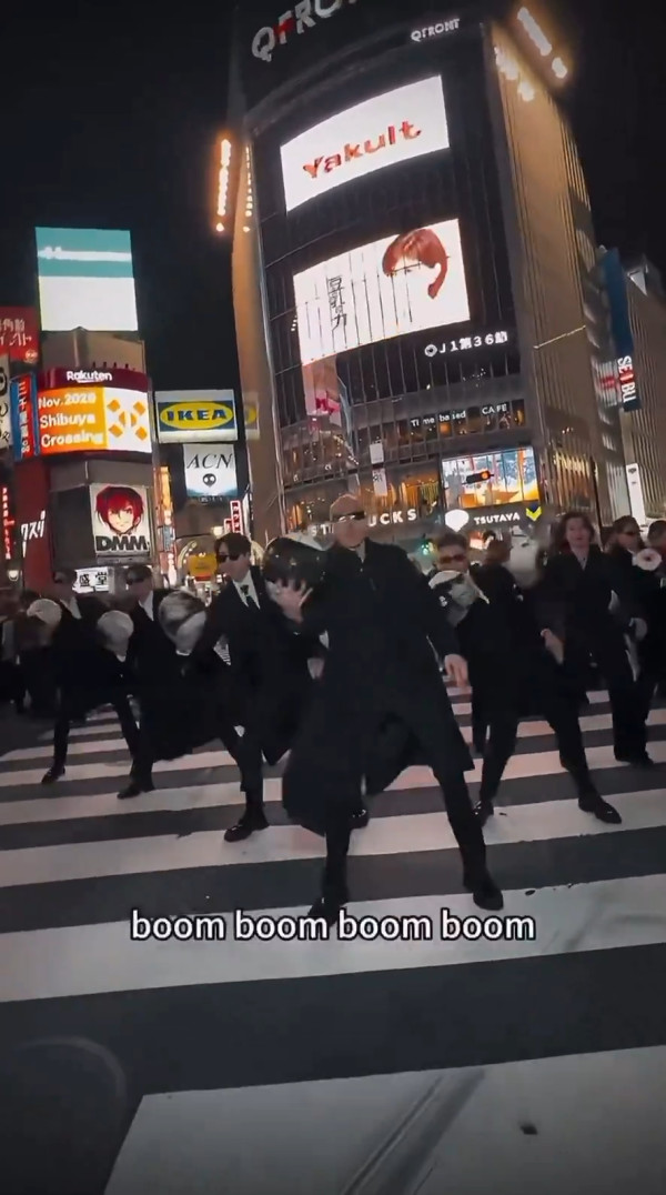 有片!內地網紅快閃澀谷十字路口跳籃球舞 中日網民怒批:阻街兼令人尷尬