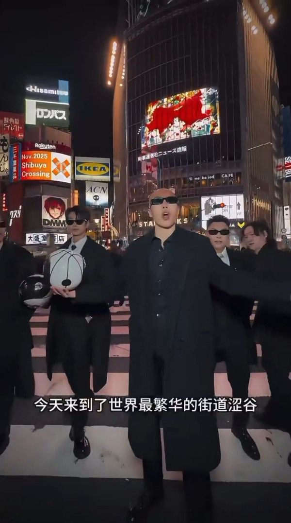 有片!內地網紅快閃澀谷十字路口跳籃球舞 中日網民怒批:阻街兼令人尷尬