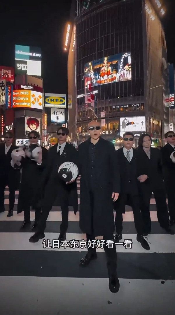 有片!內地網紅快閃澀谷十字路口跳籃球舞 中日網民怒批:阻街兼令人尷尬