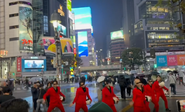 有片!內地網紅快閃澀谷十字路口跳籃球舞 中日網民怒批:阻街兼令人尷尬