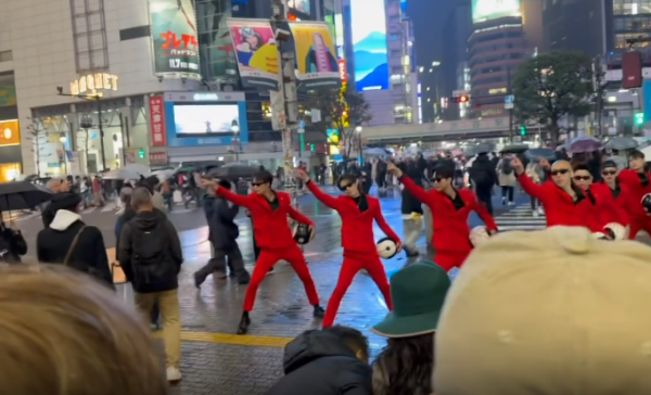 有片!內地網紅快閃澀谷十字路口跳籃球舞 中日網民怒批:阻街兼令人尷尬