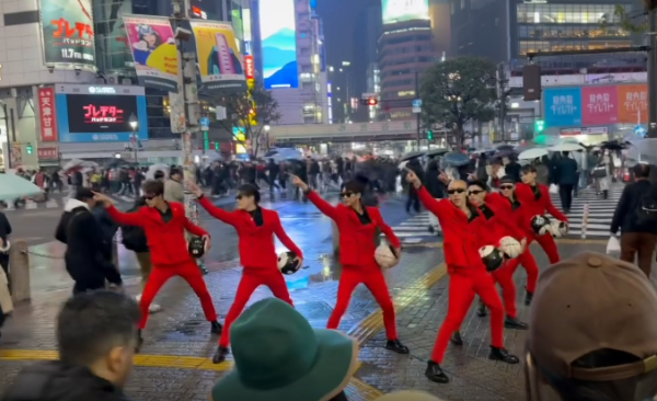 有片!內地網紅快閃澀谷十字路口跳籃球舞 中日網民怒批:阻街兼令人尷尬