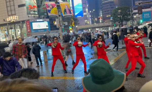 有片!內地網紅快閃澀谷十字路口跳籃球舞 中日網民怒批:阻街兼令人尷尬