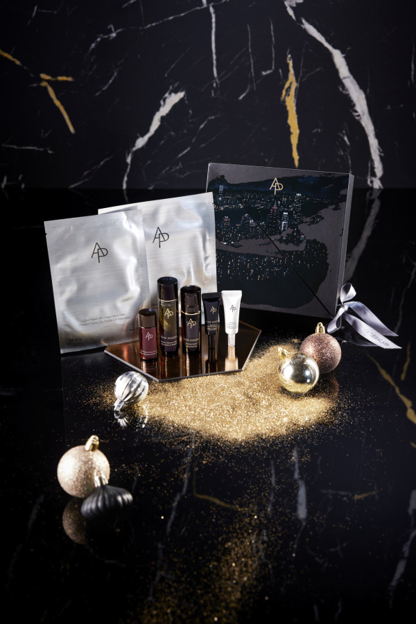 AP BEAUTY 三階段基因重塑節日閃爍套裝 HK$950(包括A.O. 賦活細胞抗氧精華水15ml、PRIME RESERVE 三階段基因重塑精華水31ml、PRIME RESERVE 三階段基因重塑精華液5ml、PRIME RESERVE 三階段基因重塑眼部及表情紋乳霜3ml、M.D. 緊緻撫紋雙效眼部填充精華3ml、M.D. 膠原重建緊緻雙效面膜1pc、M.D. 膠原重建緊緻雙效頸膜(1pc)