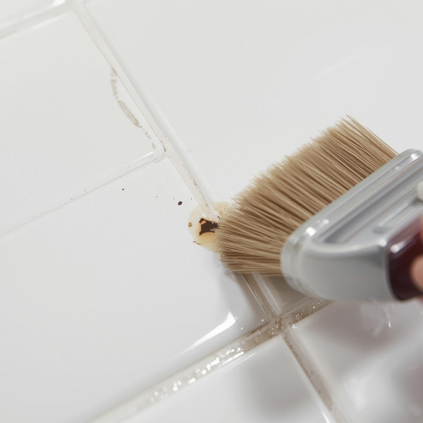 霉菌殺手|浴室膠邊發黑擦唔甩?12蚊店呢款「噴霧」極速去霉!網民實測:噴完免刷即變白