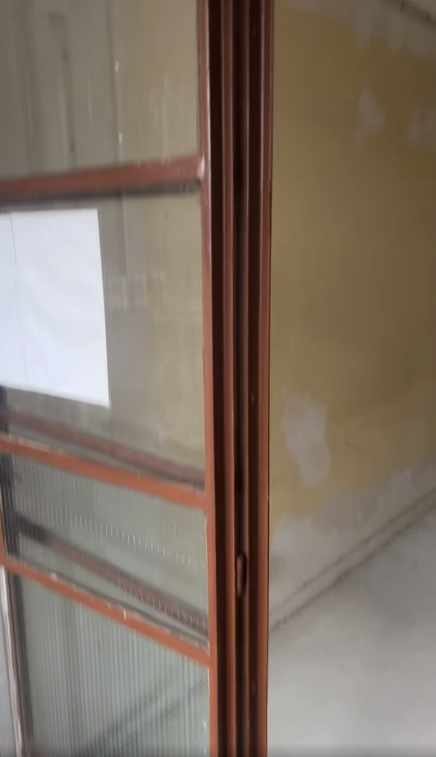 從照片可見，單位為舊式公屋設計，牆身顏色為黃色，只有石屎地板，一進門已是廳房。圖片來源：Facebook@公屋討論區