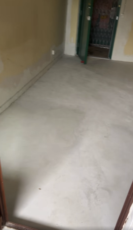 從照片可見，單位為舊式公屋設計，牆身顏色為黃色，只有石屎地板，一進門已是廳房。圖片來源：Facebook@公屋討論區