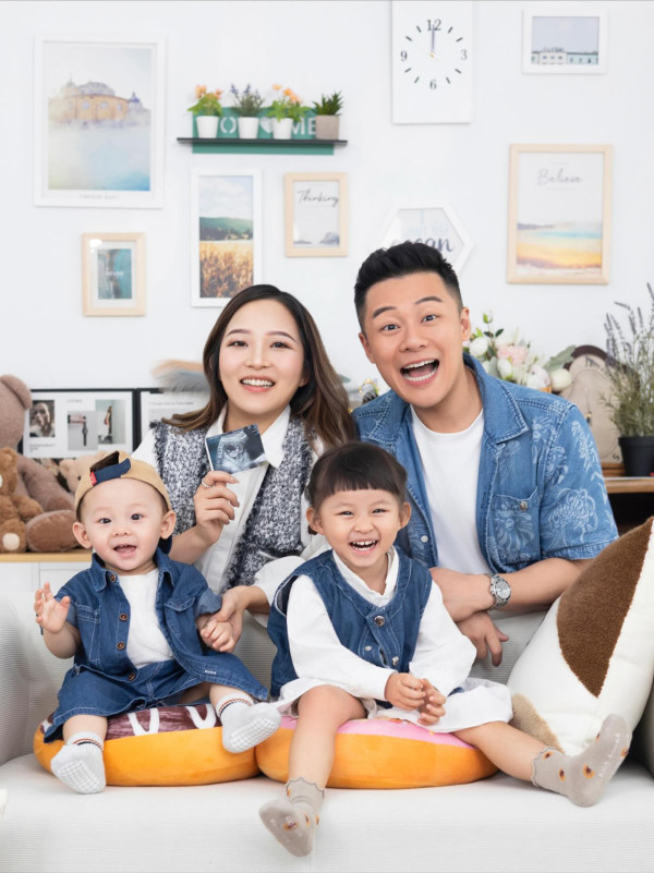 32歲TVB男藝人宣布太太第三度懷孕！全家福報喜三年抱三願望成真