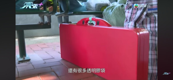 東張西望｜黃大仙垃圾屋變「曱甴竇」伯伯瞓走廊8年！義工清出8車垃圾：曱甴密密麻麻