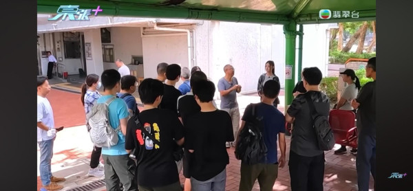 東張西望|黃大仙垃圾屋變「曱甴竇」伯伯瞓走廊8年!義工清出8車垃圾:曱甴密密麻麻