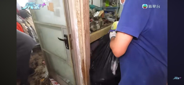 東張西望｜黃大仙垃圾屋變「曱甴竇」伯伯瞓走廊8年！義工清出8車垃圾：曱甴密密麻麻