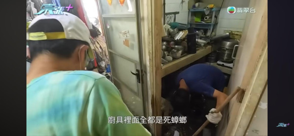 東張西望｜黃大仙垃圾屋變「曱甴竇」伯伯瞓走廊8年！義工清出8車垃圾：曱甴密密麻麻