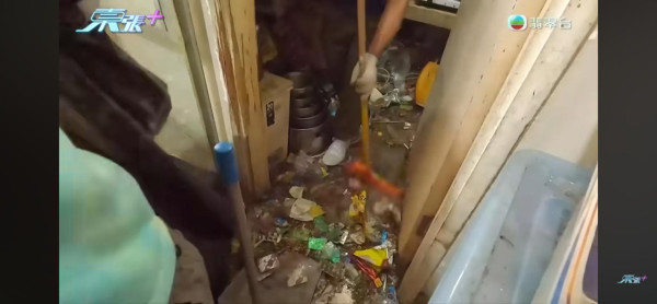 東張西望｜黃大仙垃圾屋變「曱甴竇」伯伯瞓走廊8年！義工清出8車垃圾：曱甴密密麻麻