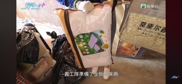 東張西望|黃大仙垃圾屋變「曱甴竇」伯伯瞓走廊8年!義工清出8車垃圾:曱甴密密麻麻