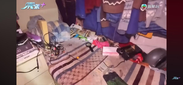 東張西望｜黃大仙垃圾屋變「曱甴竇」伯伯瞓走廊8年！義工清出8車垃圾：曱甴密密麻麻