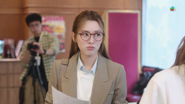 新聞女王2｜王敏奕盛世美顏獲激讚零死角 驚青扁嘴樣超可愛！網民：靚到Dum一聲