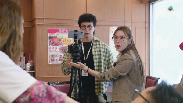 新聞女王2|王敏奕盛世美顏獲激讚零死角 驚青扁嘴樣超可愛!網民:靚到Dum一聲