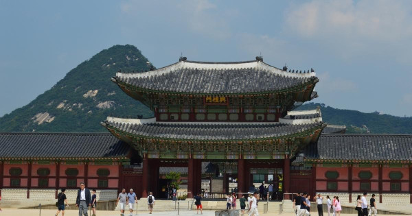 疑中國遊客首爾景福宮下當眾大便 無品行為引眾怒 韓律師批:無法理解