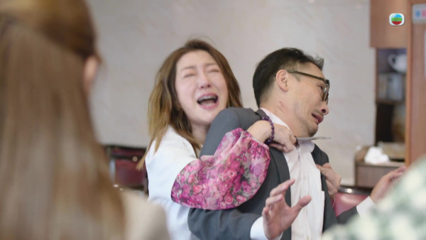 新聞女王2|關寶慧相隔25年再與佘詩曼合體拍劇 客串一集重覆爆喊致體力透支