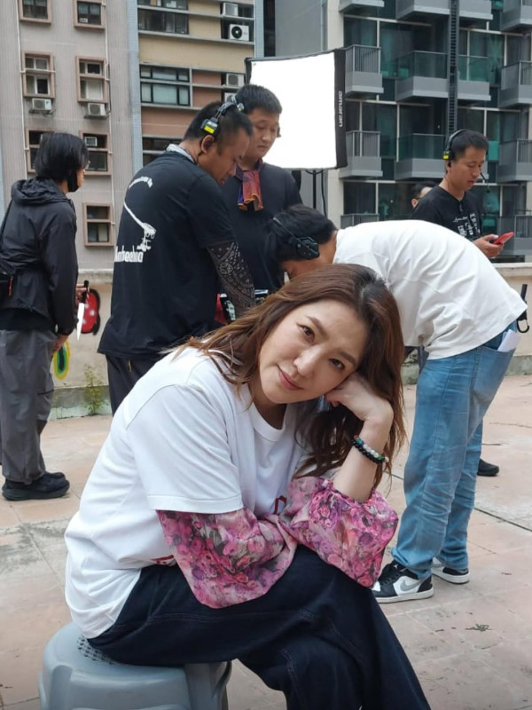 新聞女王2|關寶慧相隔25年再與佘詩曼合體拍劇 客串一集重覆爆喊致體力透支