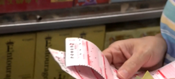 45歲中年女靠ChatGPT買彩票贏$78萬。圖片來源：CBS NEWS/示意圖