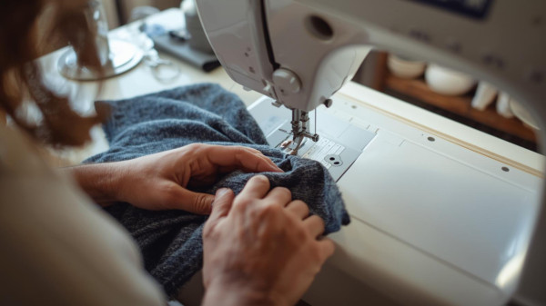 T恤舊到似「鹹菜」?編輯實測舊衫改造$0成本起死回生!秒變顯瘦潮Tee