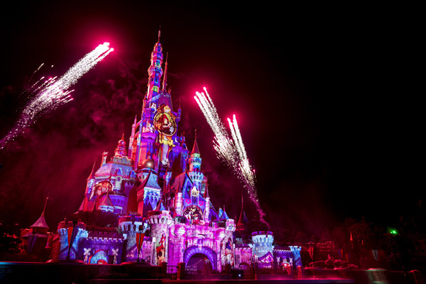 香港迪士尼20周年聖誕狂歡派對！必睇5大亮點：夢幻飄雪無人機表演、優獸大都會冬甩主題店！