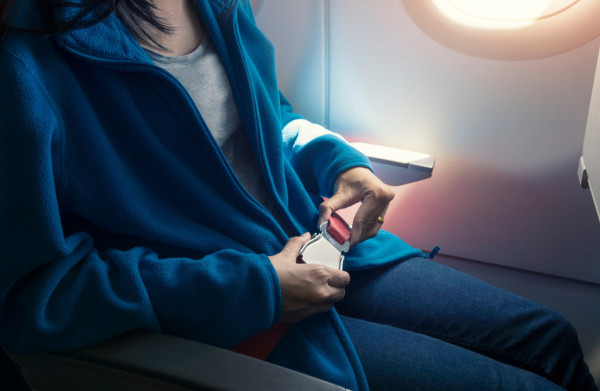 坐飛機就恐慌？「5-4-3-2-1接地法」實用自救 5分鐘找回內心平靜減焦慮 