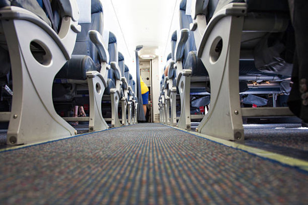 坐飛機就恐慌？「5-4-3-2-1接地法」實用自救 5分鐘找回內心平靜減焦慮 