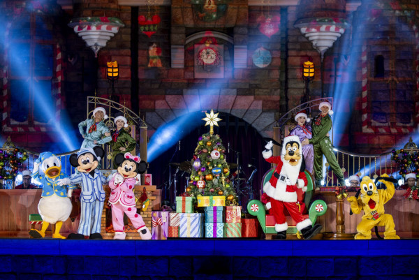 香港迪士尼20周年聖誕狂歡派對！必睇5大亮點：夢幻飄雪無人機表演、優獸大都會冬甩主題店！