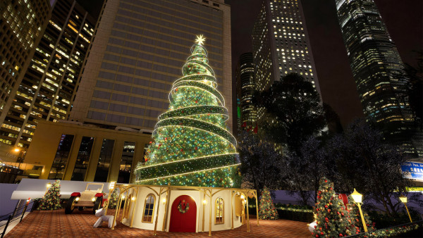 聖誕樹打卡2025|全港10+特色聖誕樹懶人包!中環20米高巨型聖誕樹、迪士尼夢幻飄雪聖誕樹(持續更新)