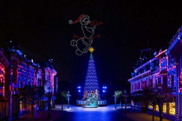 聖誕樹打卡2025|全港10+特色聖誕樹懶人包!中環20米高巨型聖誕樹、迪士尼夢幻飄雪聖誕樹(持續更新)