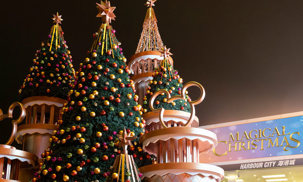 聖誕樹打卡2025|全港10+特色聖誕樹懶人包!中環20米高巨型聖誕樹、迪士尼夢幻飄雪聖誕樹(持續更新)