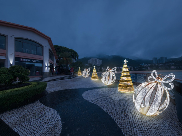 聖誕樹打卡2025|全港10+特色聖誕樹懶人包!中環20米高巨型聖誕樹、迪士尼夢幻飄雪聖誕樹(持續更新)