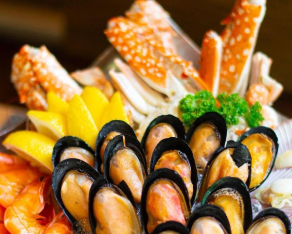 尖沙咀法國菜餐廳大閘蟹盛宴買1送1！人均$298起嘆大閘蟹/甲羅燒鮑魚/蟹膏流心牛角包