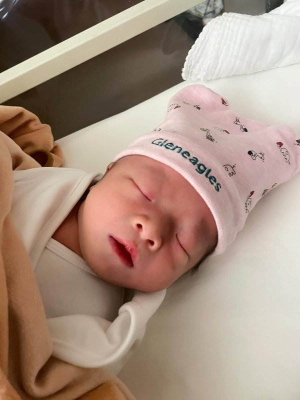 年度回顧｜盤點2025年娛樂圈16位新手爸媽 TVB模範夫妻結婚7年終報喜！呢位秘密生B最震撼！