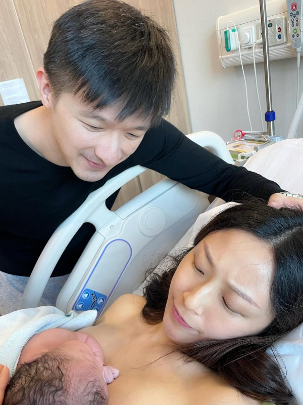 年度回顧｜盤點2025年娛樂圈16位新手爸媽 TVB模範夫妻結婚7年終報喜！呢位秘密生B最震撼！