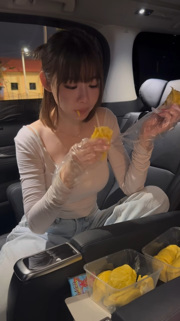 林明禎超貼身性感低胸食榴槤流晒口水!上圍迫爆黃金畫面惹網民哄動:專心唔到