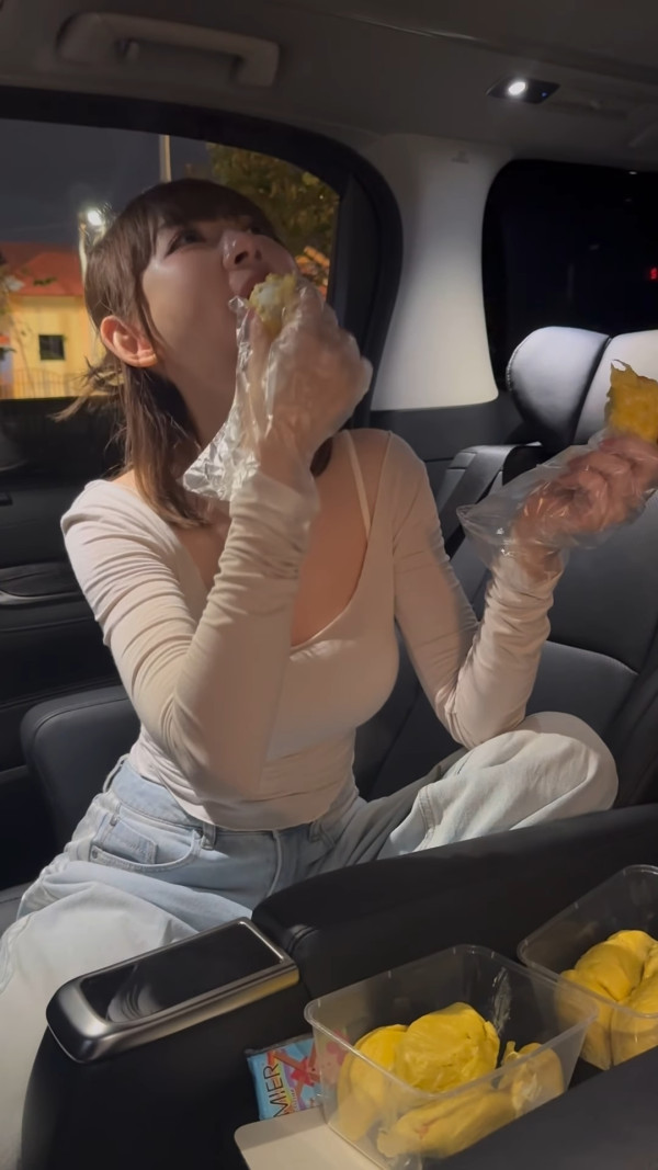 林明禎超貼身性感低胸食榴槤流晒口水!上圍迫爆黃金畫面惹網民哄動:專心唔到