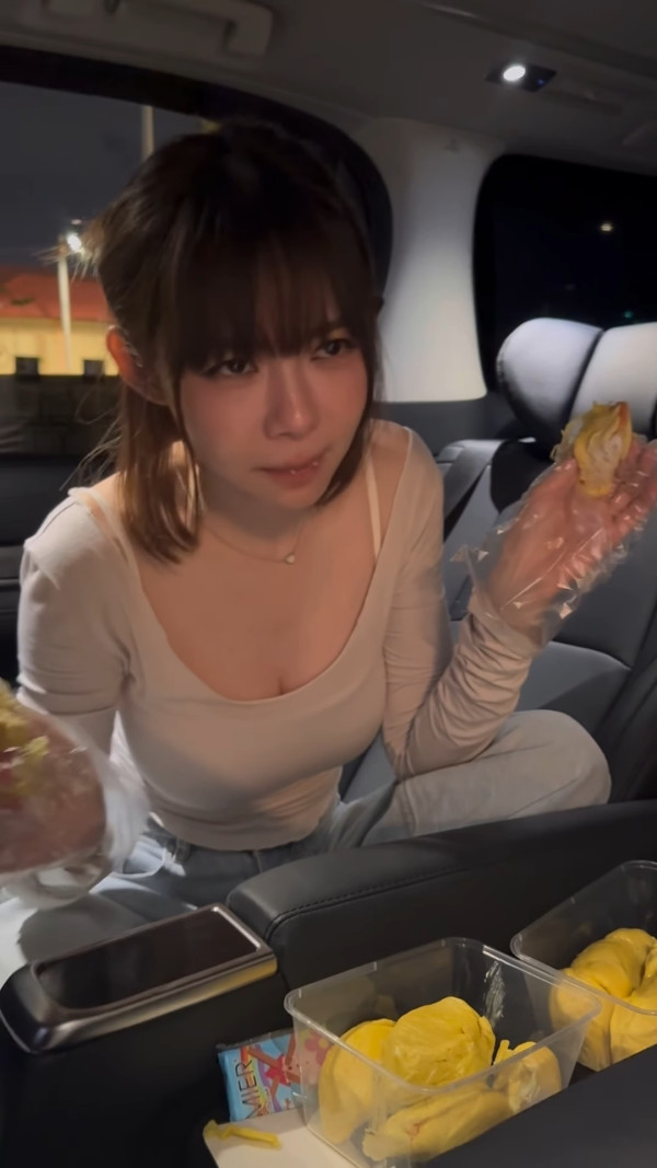 林明禎超貼身性感低胸食榴槤流晒口水!上圍迫爆黃金畫面惹網民哄動:專心唔到